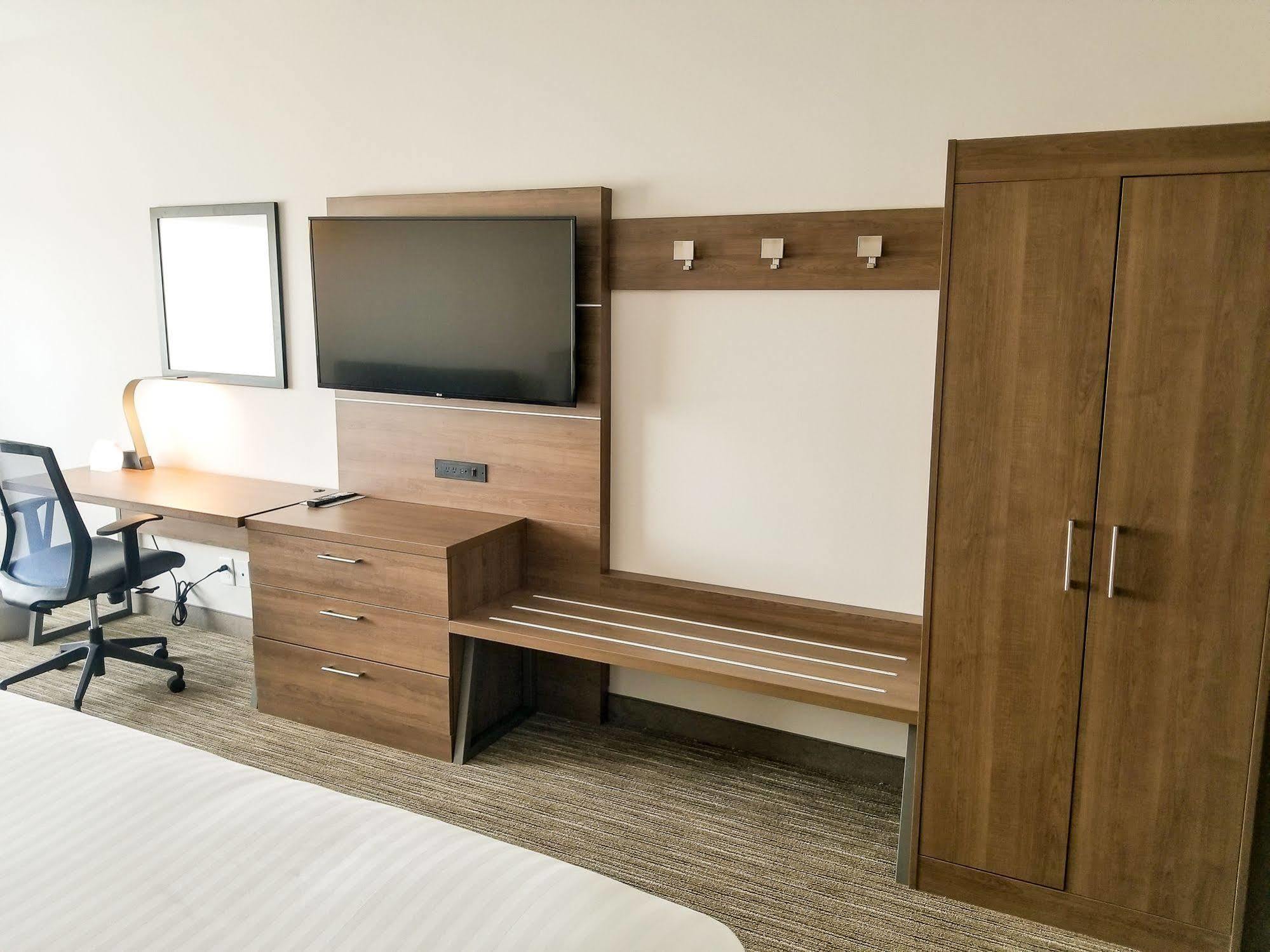 Express & - Ne - Area By Ihg