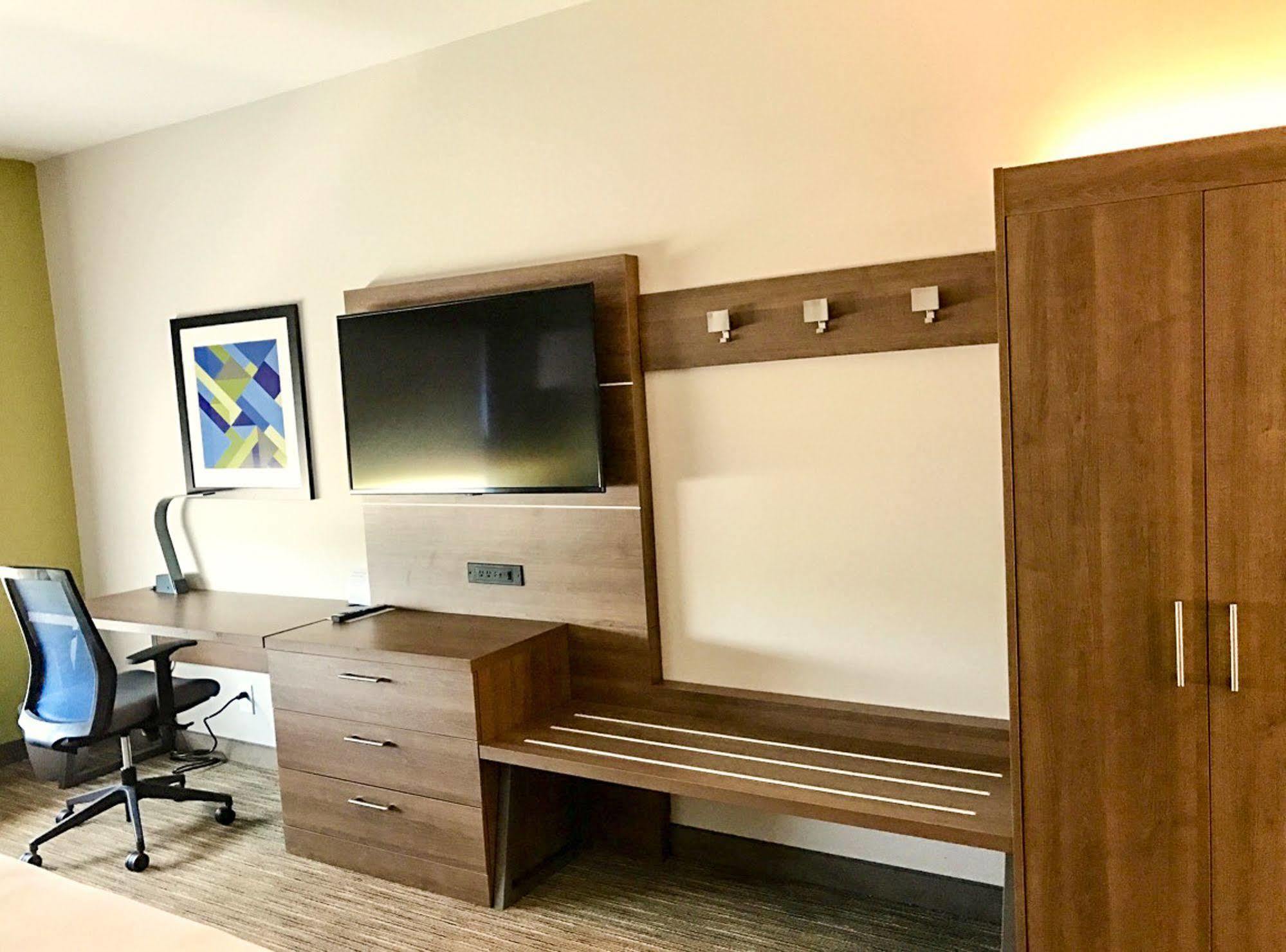 Hotel Express & - Ne - Area By Ihg Charlotte