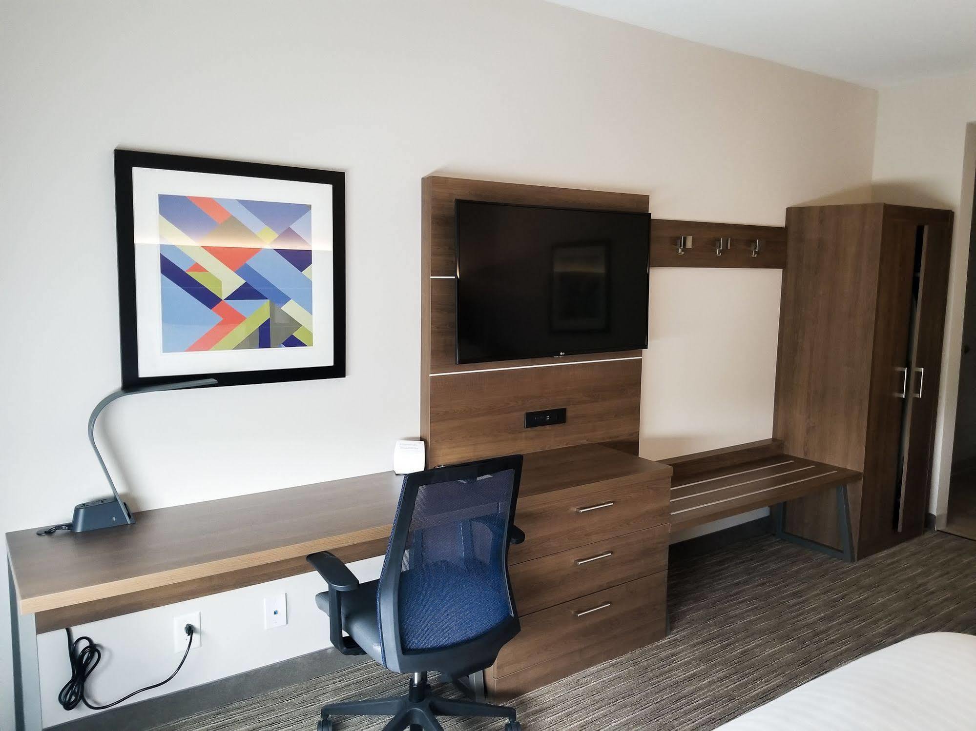 Express & - Ne - Area By Ihg